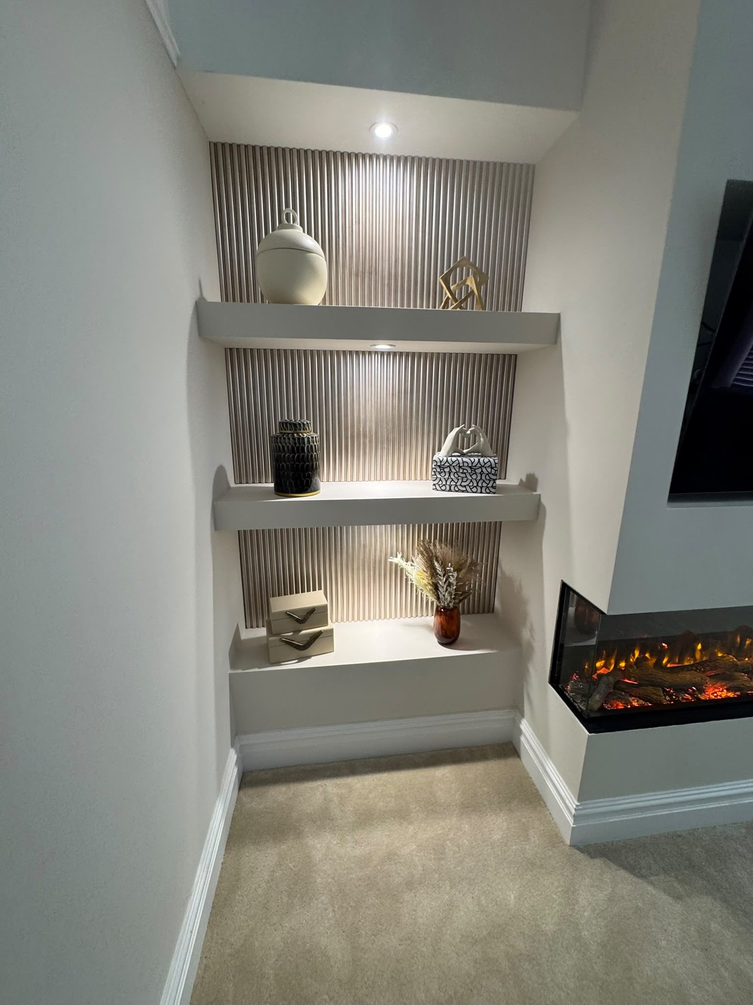 Alcove display shelving with integrated shelf lighting